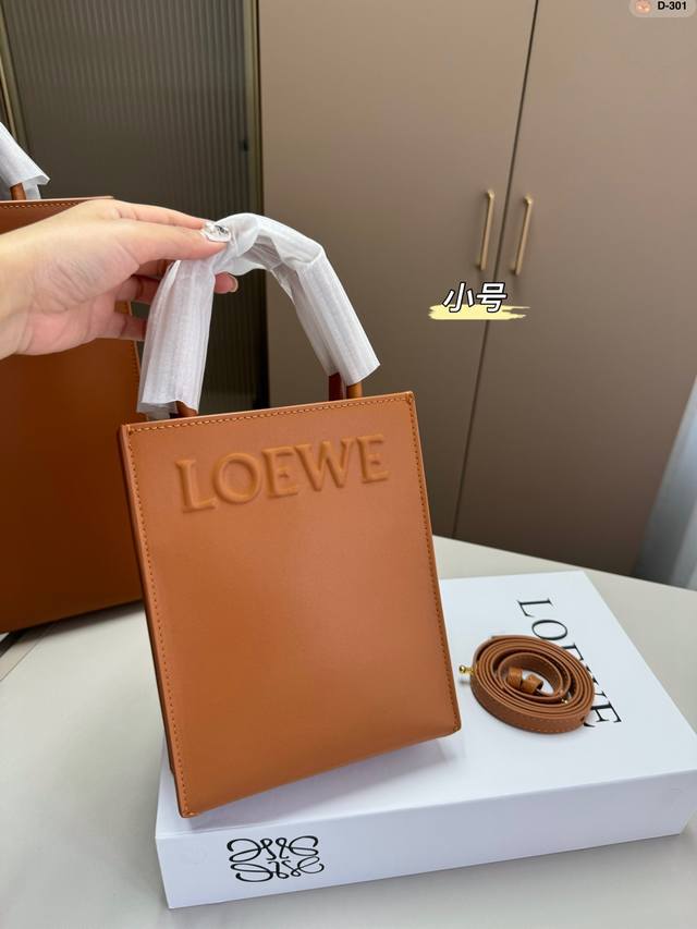 小 Ddd 罗意威loewe 全新琴谱小托特 Ddd Loewe也出琴包啦 Ddd 大小两个尺寸光滑小牛皮搭配浮雕 Logo Ddd 高级质感拉满 实用又时髦