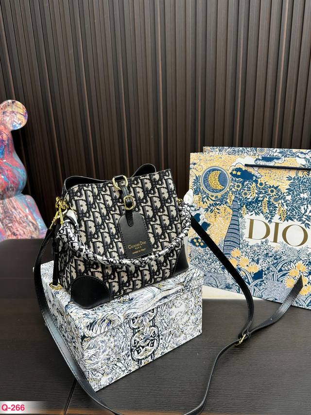 配礼盒 Ddd 原版布 Dior 新品迪奥水桶包 新品 原单品质 上身特别洋气 超百搭实用的一款 手提肩背都可以 喜欢的抓紧自留啦 尺寸20 18Cm Ddd