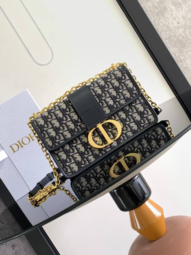 大号链条蒙田30 Montaigne 产品系列灵感源自蒙田大道三十号 彰显经典标识 这款手袋采用蓝色提花面料精心制作 突显 Dior 经典的 Oblique 印