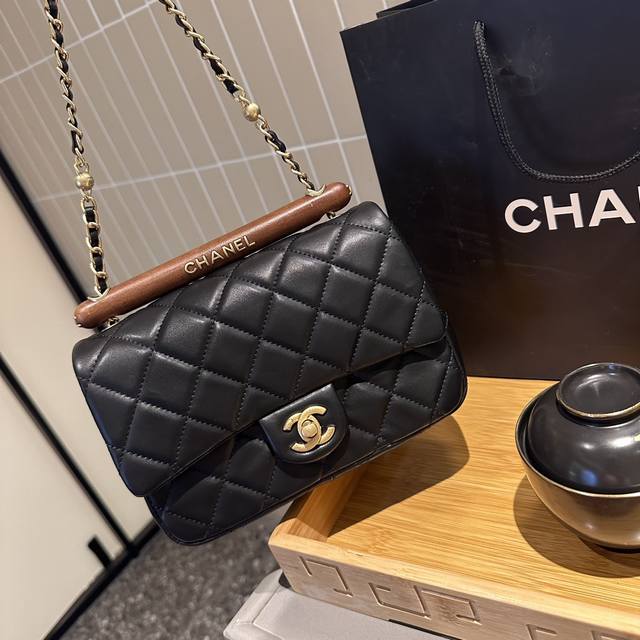折叠礼盒包装 Chanel 23新品 木质手柄 方胖子 牛皮质地 时装 休闲 不挑衣服 尺寸20Cm