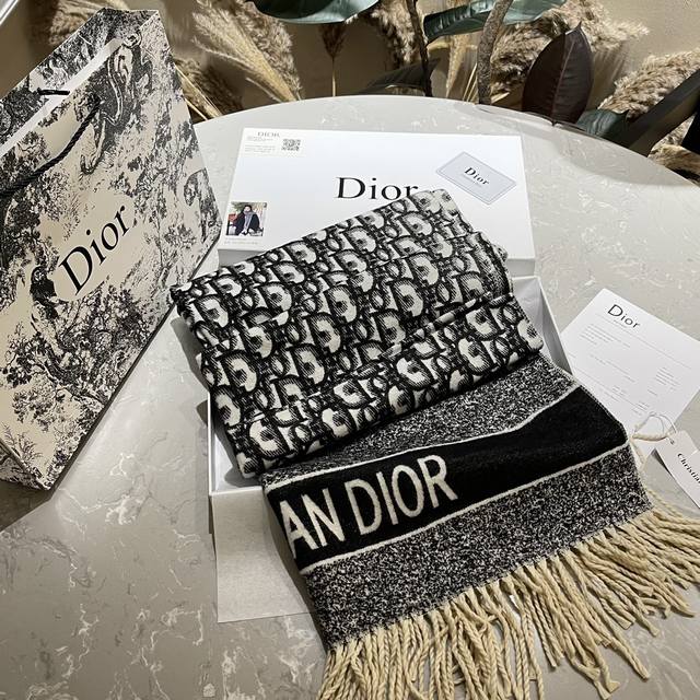 羊绒 专柜礼盒+礼品袋 保卡 全套包装 Dior 纯羊绒围巾 高品质 艺术感十足 大写的贵气 携带不占地方 围久了也不会累 集美们 还不快冲