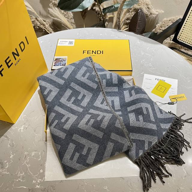 原单 加绒 专柜礼盒+手提袋 全套包装 Fendi 双面 围巾真材实料 这款围巾适用于春 秋 冬 当作披肩超好看 提亮肤色 上身效果气场非常强大手感柔软成色有质