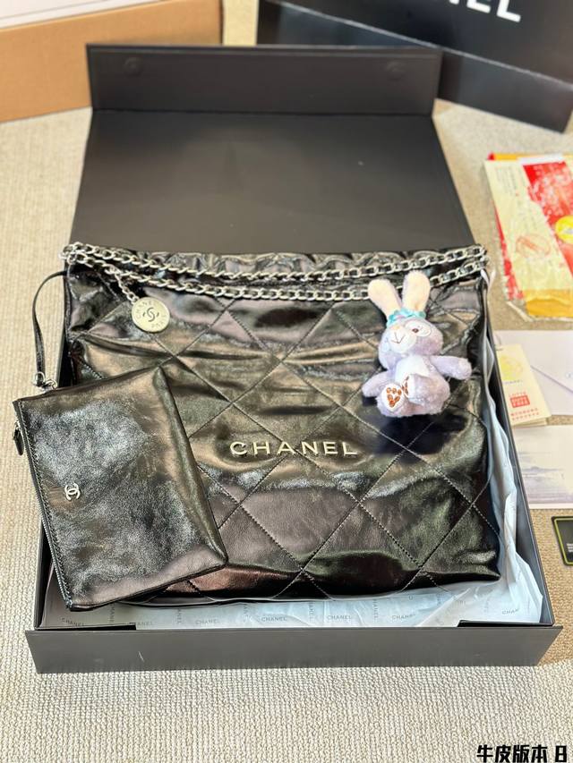 配星黛露 Chanel 22Bag 以数字命名的 垃圾袋 2021 年10 月 Chanel 品牌艺术总监virginie Viard在2022年春夏 时装秀_