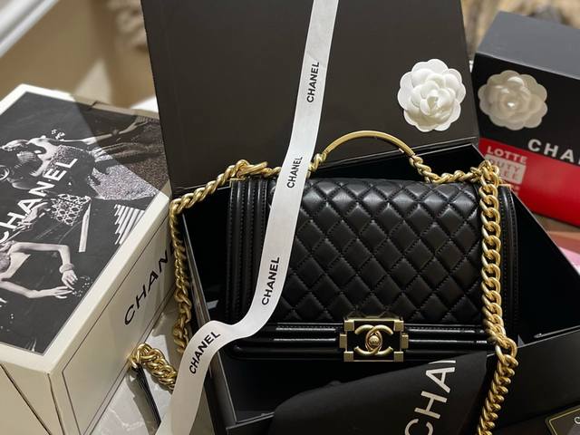 原版皮 折叠礼盒 Chanel 限定新品 23B 手柄 Leboy 真的是精致 高级到爆炸 小羊皮配金扣 镂空手柄 黑金 精致 耐造=完美 真的是太太太高级 容 - 点击图像关闭