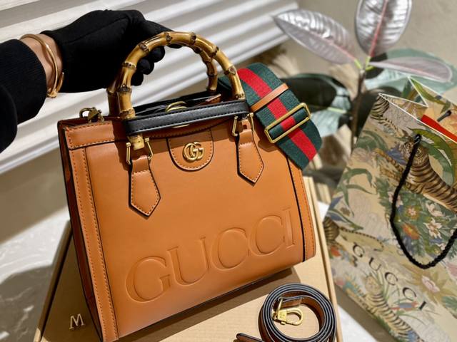折叠礼盒 Gucci 高级浮雕 竹节包 Guccidiana购物袋最新系列 这个款复古韵味特别浓 上身效果也超赞 主要以精致特别的五金来提升整体质感27 23C