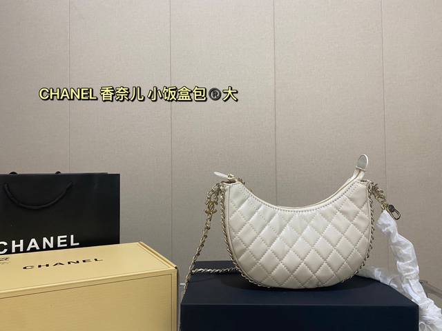 Chanel 香奶奶的这只小饭盒包包型很有个性 超特别又不易撞款还有流浪包的影子 真的一眼心动的款复古又好看 双链条的设计一长- -短分别是手拎和斜挎 长链条不