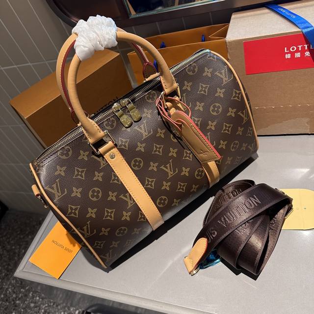 礼盒包装 男帅女飒 Lv Keepall35 真的泰裤辣 路易威登 Keepall 35 黑色老花有辨识度又低调 City的行李牌整个包包有不单调 尼龙宽肩带