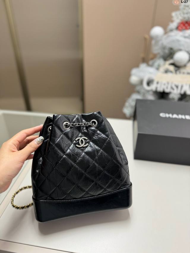 牛皮 双肩包 Chanel 香奈儿 流浪双肩包 新品 神仙水桶包双肩 专柜一包难求 真是绝美呀 上身后超显大气.小巧实用 超级百搭必备单品 L-27尺寸 22.