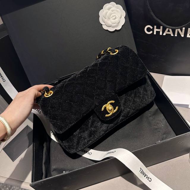 折叠礼盒包装 Chanel 无疑是个美胚子简直就是狙击小仙女们心脏的利器珍珠女孩的优雅与温柔就像珍珠本身的特质光泽一般在召唤着双目 有一种召唤神仙们来打架的气氛