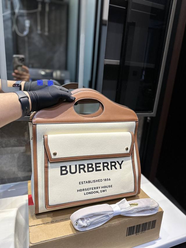 Burberry 斜挎包 巴宝莉换上帆布材质后看起来更轻松自在 正面印有 Burberry England 涂鸦徽标 醒目而直白 立马就有了感觉 Bur标志性的