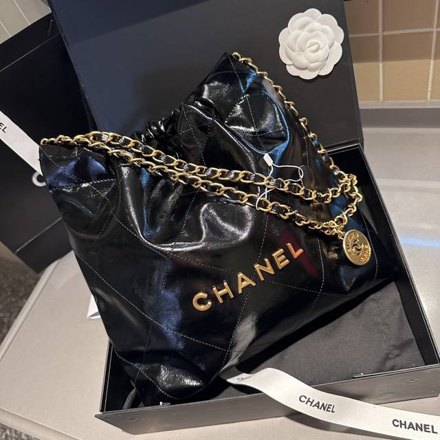 油腊皮 礼盒包装 小号 Chanel 23A新款 褶皱小牛皮 22Bag 以数字命名的 垃圾袋 2021 年10 月 Chanel 品牌艺术总监virginie