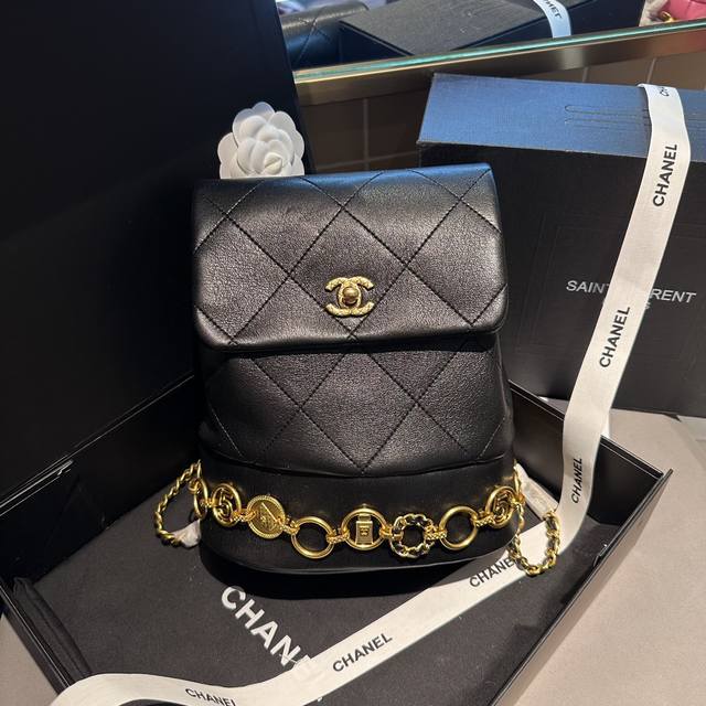 折叠礼盒 Chanel 23P Mini 金币双肩包 黑色系的搭配很适这季节 复古氛围感瞬间拉满 尺寸23Cm