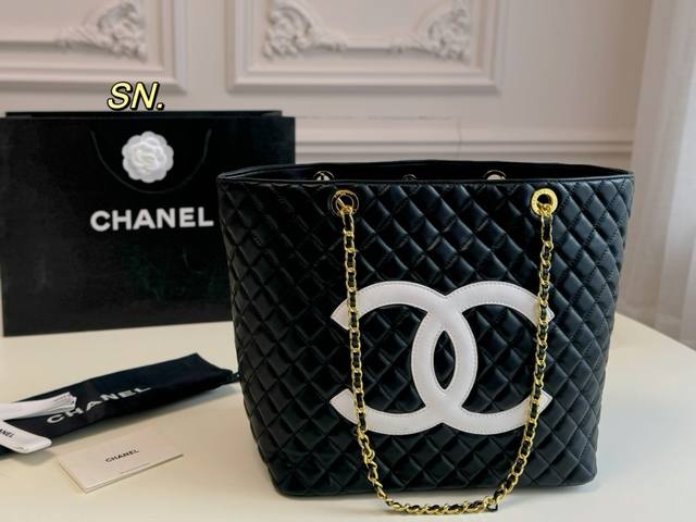 无盒 Size:31 30 Chanel 香奈儿菱格链条购物袋 整体设计以经典菱格纹和大双c 为设计点 充满活力又吸睛 酷酷的休闲款式 实用性很强 中性风格男女