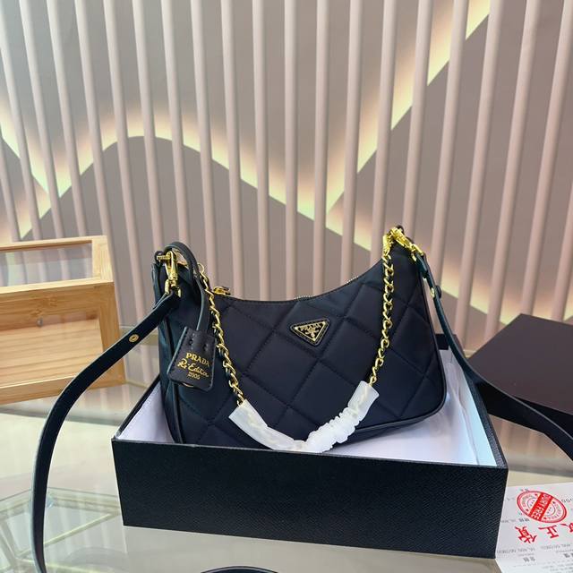 礼盒包装 Prada 普拉达菱形格刺绣 包包自重很轻 容量大 颜色超百搭 休闲的酷女孩一定要入 尺寸26.18.6Cm Yz
