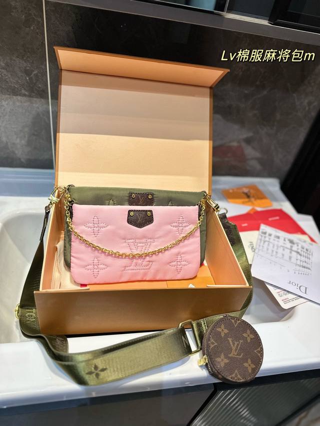 礼盒包装 原版高品质 Lv 秋冬新品 三合一 系列 麻将包 棉服包 高配版 柔软的绸缎刺绣+纯钢五金一包四用 可当钥匙包 小容量零钱包 大容量麻将包 编织肩带还