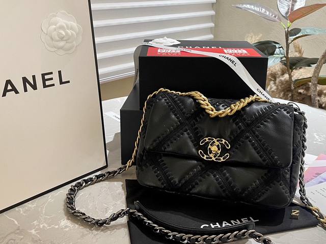 牛皮 折叠礼盒 Chanel 19Bag 黑色钩花 蕾丝边的钩花 别具风格 颜值一直在线 大萎格配上黑色钩花粗线条 让整个包看上去更有立体感 简直是美到心尖儿上