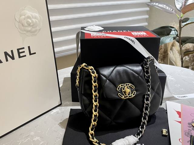 折叠礼盒 Chanel 香奈儿 24C 最新19Bag 流浪腋下包 一如既往软糯的羊皮 摒弃长方形的包型 月亮形状圆弧形的设计很新颖 经典大菱格纹 还有皮穿链设