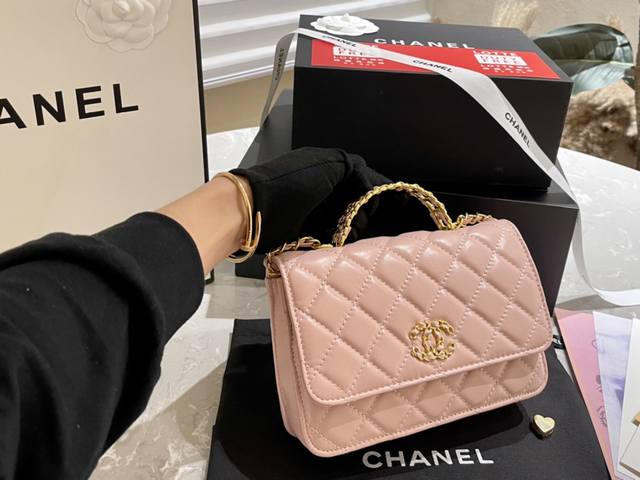 纯皮 配礼盒 Chanel 24C 高级镂空钻石手柄 发财包 黑色系的搭配很适这季节 复古氛围感瞬间拉满 尺寸19Cm