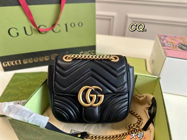 大号 飞机盒折叠盒 Size:18 16 Gucci 古驰全新升级marmont版方胖子 方方正正的一只小胖子谁能不 立体的波浪绣花 简单的翻盖设计 包型挺阔容