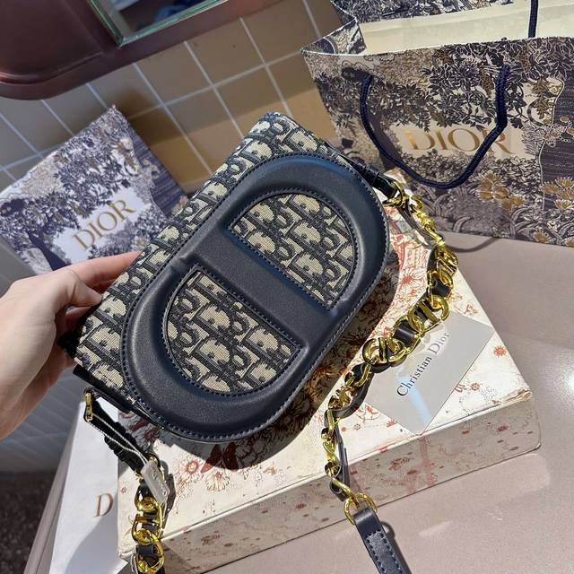 折叠礼盒包装 Dior 新款 这款 Cd Signature Hobo 迷你链条手袋是二零二三秋冬 成衣系列新品 由玛丽亚 嘉茜娅蔻丽 Maria Grazia