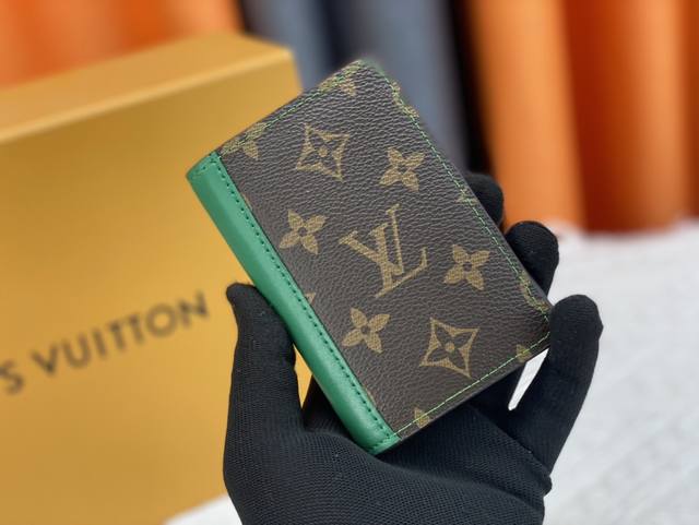 钱包 原版 实物拍摄 自家背景 M82955绿色 尺寸 7.5X11.0X1.0优雅的monogram Macassar帆布打造 配搭极柔软的皮革衬里 这款口袋