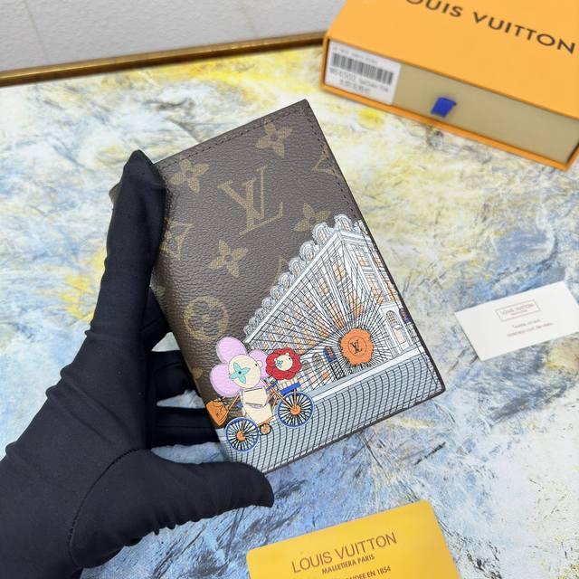 M64502 丝印太阳花粉红护照夹 时尚出行的绝佳伴侣 质感奢华的粒纹小牛皮内衬 内部多隔层构造 风格经典的旅行配饰 将此款优雅的护照套变为可爱的化身 尺寸 1