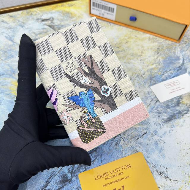 M64502 丝印白鸽护照夹 时尚出行的绝佳伴侣 质感奢华的粒纹小牛皮内衬 内部多隔层构造 风格经典的旅行配饰 将此款优雅的护照套变为可爱的化身 尺寸 10X1