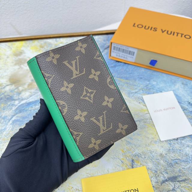 这款护照封套糅合monogram Macassar帆布和色调鲜明的皮革饰边 为旅程带来一抹动人色彩 实用的设计可妥善保存护照 内设四个名片夹层和一个贴袋 可妥善