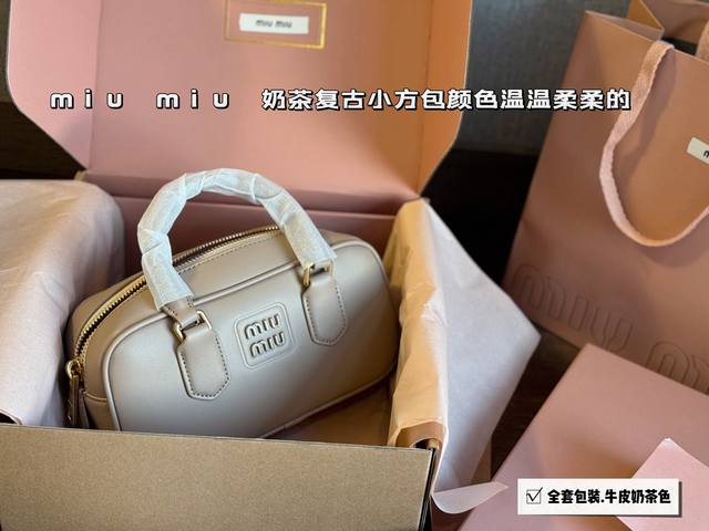 全套包装 Size 23*11Cm Miumiu保龄球 公文包 包包甜度刚好 很难不爱啊啊 可手拎也可斜挎 绝对不是小废包哦容量足足的 出场就是miumiu小公