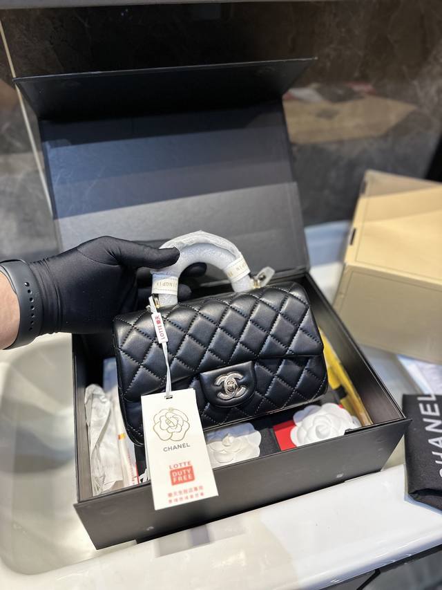 礼盒包装 Chanel 22B金属手柄minicf 新款金属手柄 Cf Mini 真香 金属双c Logo 经典万年 金这季手柄跟以往也不一样了 金属装饰是加分