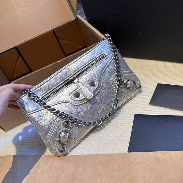 礼盒包装 巴黎世家 腋下包 又出新单品 新款 Sling Bag来啦 法棍包型超级实用的一款 尺寸24 14