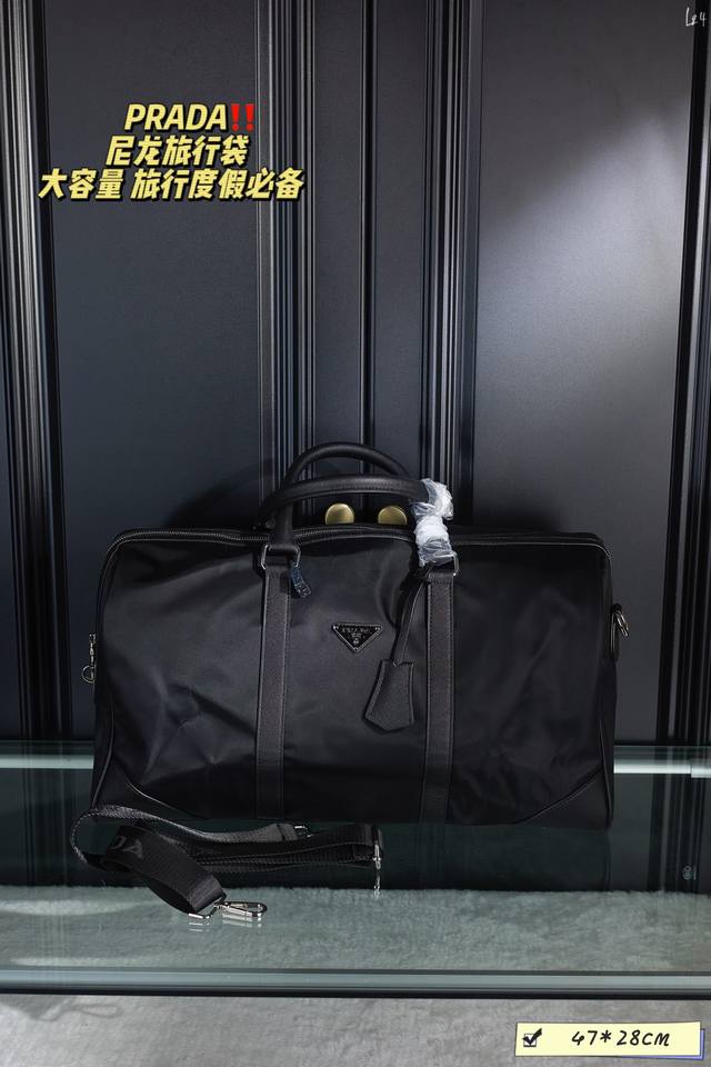 无盒 Prada 普拉达 尼龙旅行袋旅行包 大容量 度假旅行必备 耐用程度没得说 尼龙也可以是最时髦的凹造型神器 尺寸 47 28