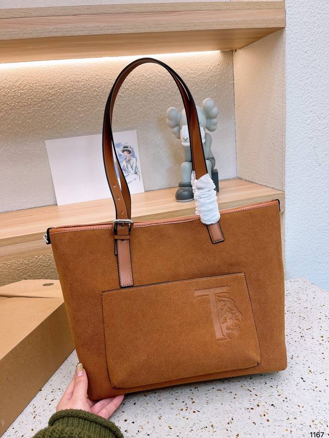 Tods 麂皮大号托特 Size: 35 30Cm 老托家 最百搭的一款包包 这真是一款什么风格都能搭配的包包 真的经典又耐看
