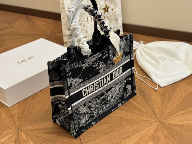 配折叠盒丝巾 Dior 原版布提花 Dior Book Tote今年最喜欢的一款购物袋 Tote我用的次数最多的包 迪奥因为容量超级大 不管什么东西都向里面放