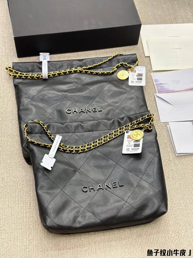 鱼子纹小牛皮 Chanel 22Bag 以数字命名的 垃圾袋 2021 年10 月 Chanel 品牌艺术总监virginie Viard在2022年春夏 时装