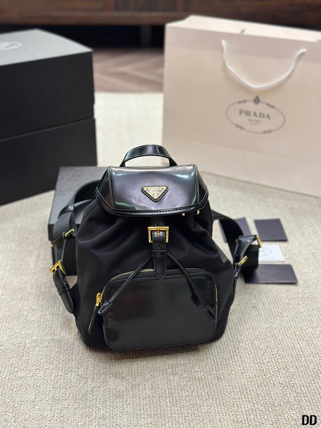 原版布 Prada新款黑色系列成高级感溢出来辣 Prada新款系列 以高级的设计和帅气的风格 成为时尚界的焦点为发云无论是黑色尼龙包身的小巧精致半 月腋下包款