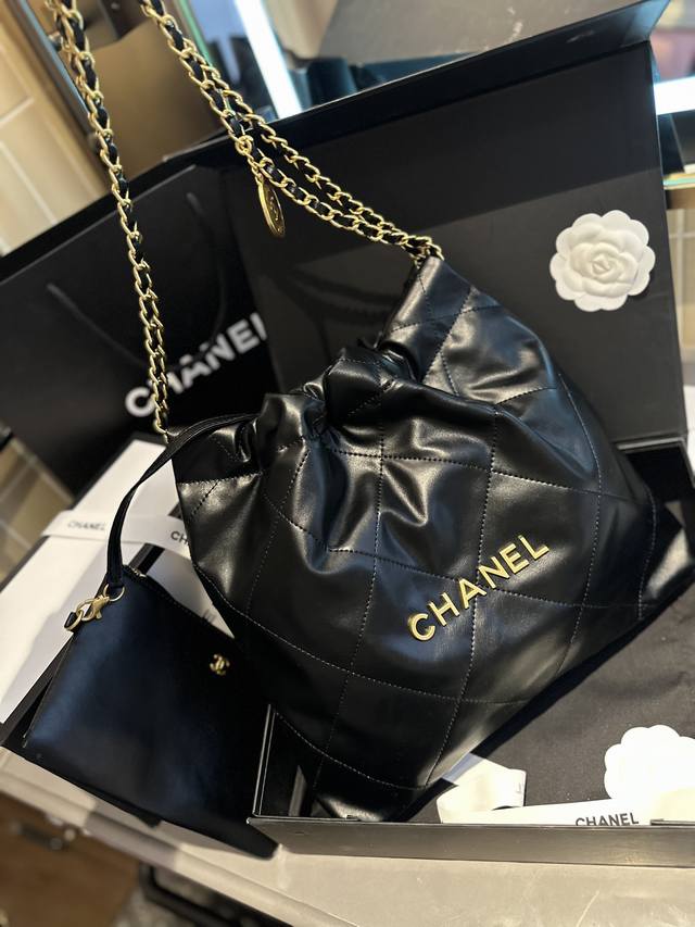 折叠礼盒包装 Chanel 23A新款 褶皱小牛皮 22Bag 以数字命名的 垃圾袋 2021 年10 月 Chanel 品牌艺术总监virginie Viar