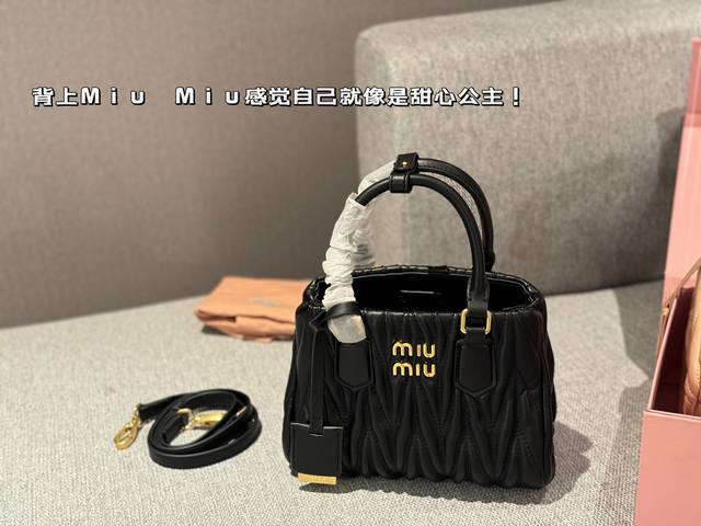 配盒 Size 22*17Cm Miumiu保龄球包包甜度刚好 很难不爱啊啊 又奶又千金的感觉 可手拎也可斜挎 绝对不是小废包哦容量足足的 出场就是miumiu