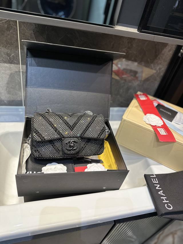 折叠礼盒 Chanel 香奈儿 链条包 可斜挎单肩 上身后超显气质小巧实用 超级百搭必备单品 配礼盒 Y尺寸25Cm