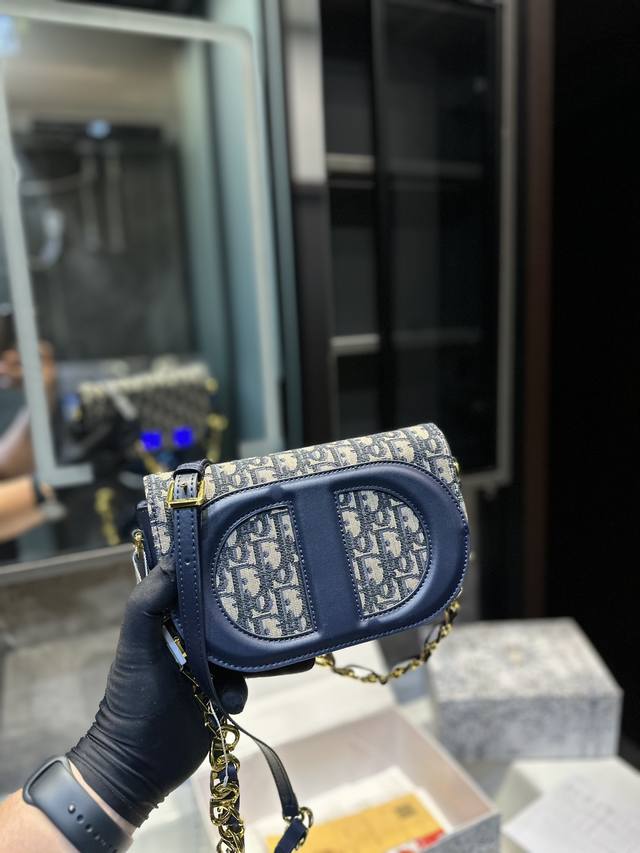 折叠礼盒 Dior 新款这款 Cd Signature Hobo 迷你链条手袋是二零二三秋冬 成衣系列新品 由玛丽亚 嘉茜娅蔻丽 Maria Graziachi