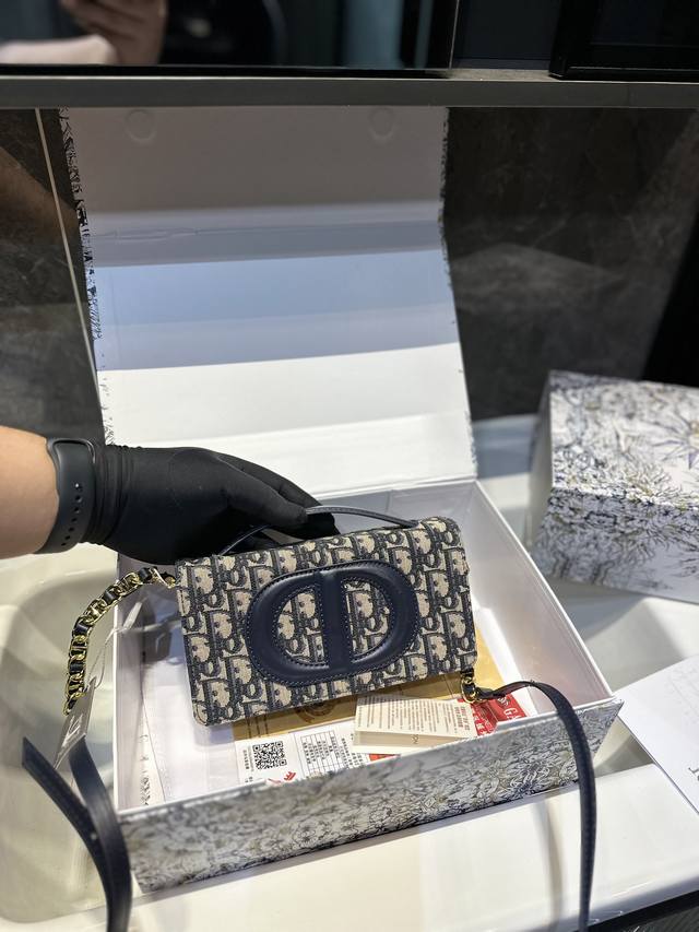 折叠礼盒 迪奥dior Signature Mini链条包 经典又高级很有质感 可盐可甜上身绝美 无可比拟 是每个追求漂亮的女孩必入单品yc尺寸19.10