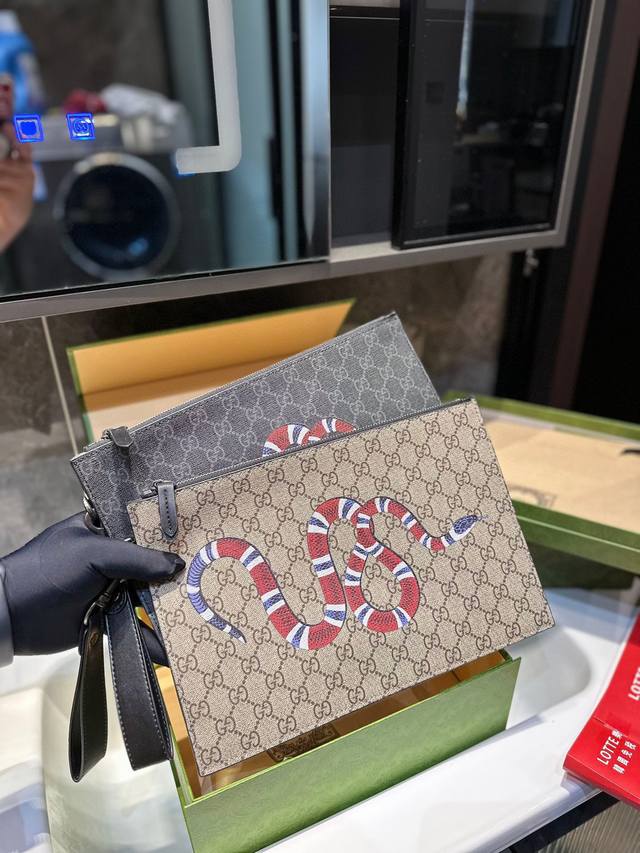 Gucci 男士经典手包 礼盒包装 细节实拍这个应该是古驰男士手拿包里面卖的最好的产品之一了第一是因为外表颜值 整体老花加上经典的红蓝配色第二是因为大小宽度 非