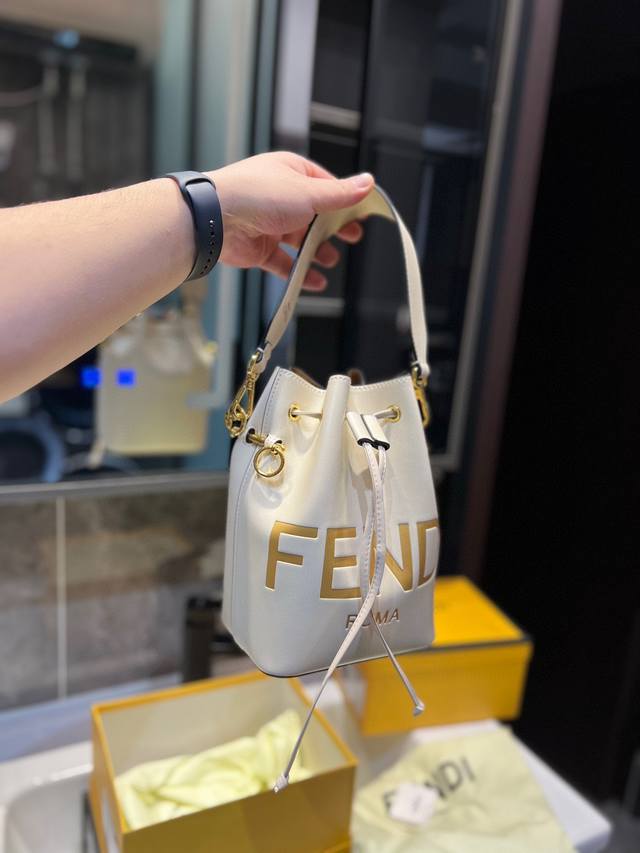Fendi Mon Tresor芬迪水桶手袋 2023年米兰时装周街拍中 潮人们背的最多的包包大概就是fendi芬迪的这款水桶包了 配有抽绳和fend金属标志装