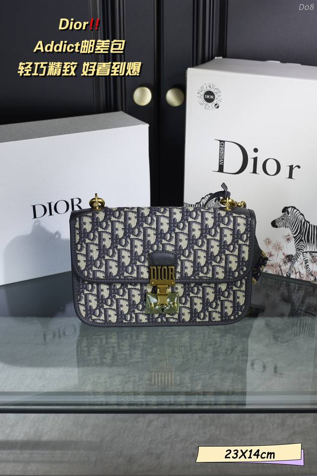 配全套礼盒 Dior 迪奥 Addict 邮差包 任何人不知道它的重工复古肩带 都是我没通知到位 怎么会有肩带和包包都这么出彩的邮差包呀 包身老花永远看不腻 中