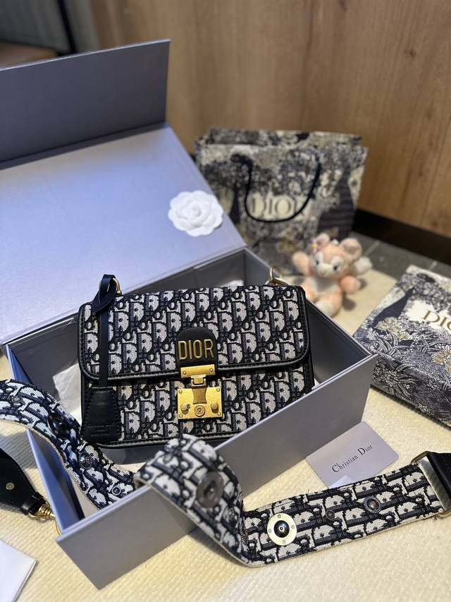 礼盒包装 Dior Addict 罗马包 采用专柜御用原双版面绣花老料 迪奥的oblique复印古花图案早在上世纪六十年代在就巴黎时装周里掀热起潮 不同的如是今 - 点击图像关闭