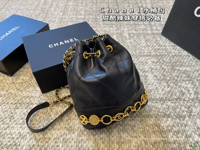 Chanel香奈儿水桶包 充满了不一样的帅气感 甜酷辣妹穿搭必备 尺寸 20 22