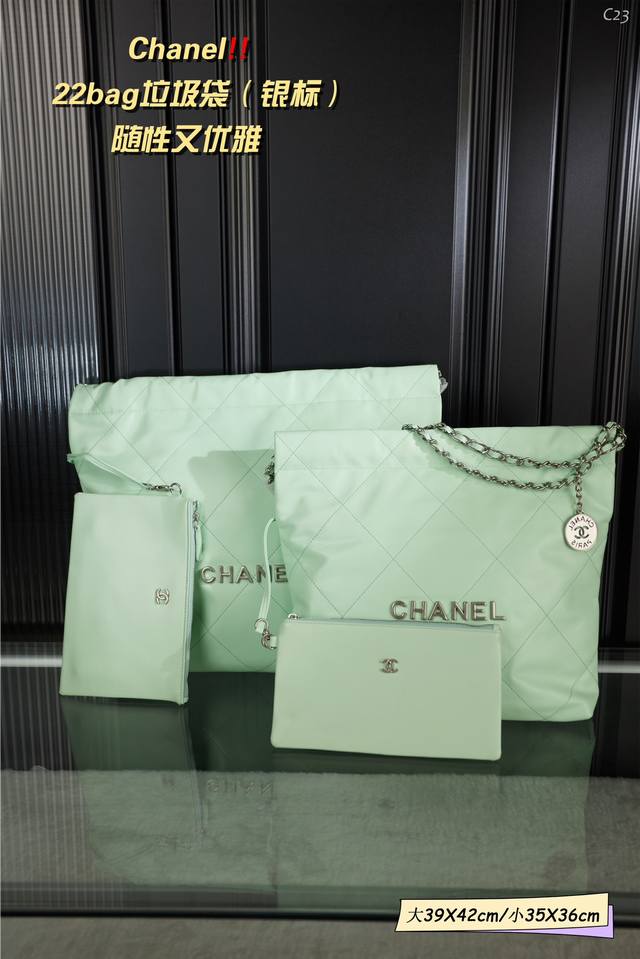 小号 配折叠礼盒 大号 配折叠礼盒 Chanel 香奈儿 22Bag垃圾袋 银标羊皮纹 一个以年号命名的包型 就一定是奔着经典去的 配有一个子母包 可单独使用
