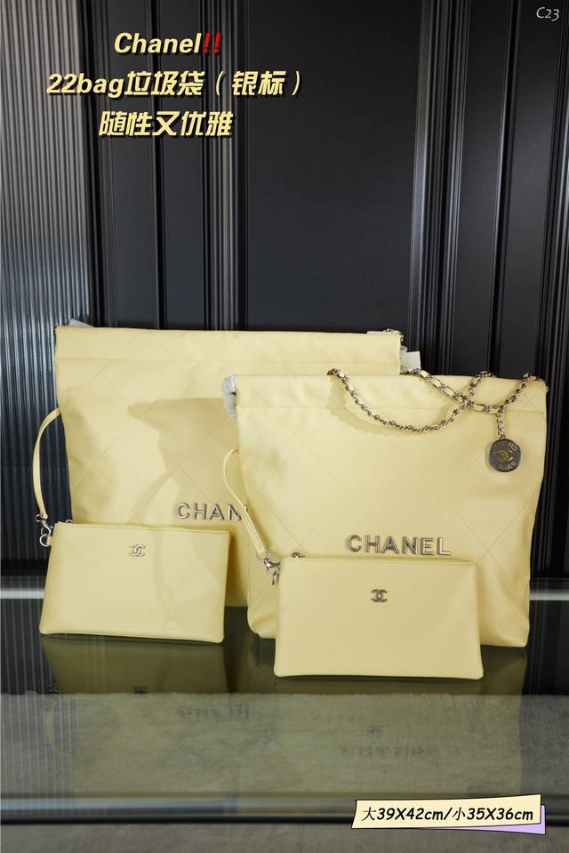 小号 配折叠礼盒 大号 配折叠礼盒 Chanel 香奈儿 22Bag垃圾袋 银标羊皮纹 一个以年号命名的包型 就一定是奔着经典去的 配有一个子母包 可单独使用