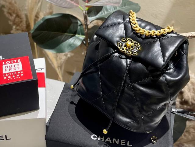 折叠礼盒 官网飞机箱 Chanel 19 双肩包 慵懒随性又好背 上身满满的惊喜 高级慵懒又随性 彻底心动的一只 Size 22 24Cm