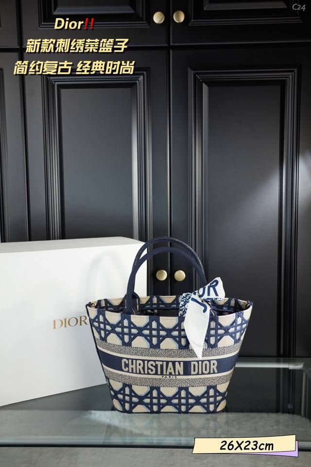 配折叠礼盒配丝巾 Dior 迪奥 新款刺绣菜篮子托特包 一眼戳中内心的小菜篮 无论哪种风格它都能无缝过渡 且丝毫不显成熟 时尚多变 独特实用就是它 通勤背约会背